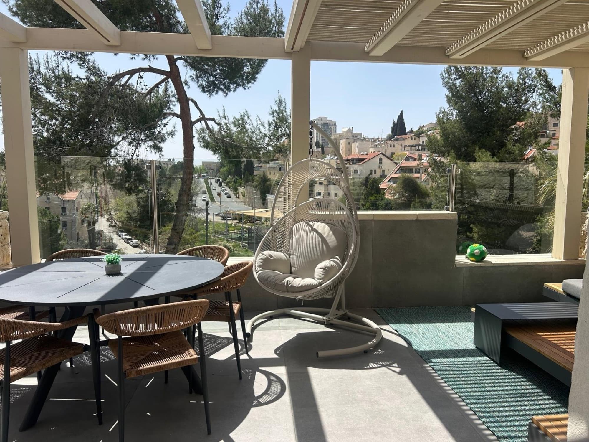 בית וגן — דירה עם מרפסת וברביקיו